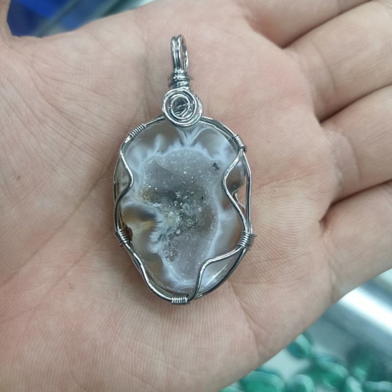 约52毫米电镀银色玛瑙晶洞随形绕线吊坠