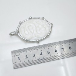 约65mm焊锡白贝椭圆形蛇吊坠